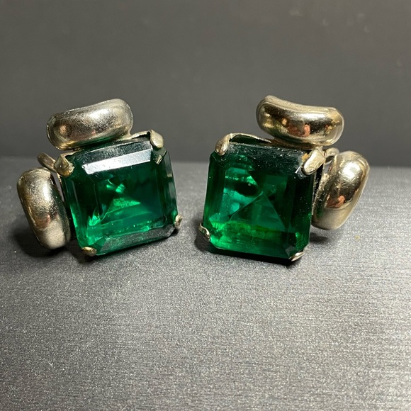 Vintage Emerald Cut Green Glass Screw back Earrings Exotic Royalty Silver Tone - Picture 5 of 9